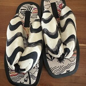 NWOT never worn Farm Rio puffy flip flops 6